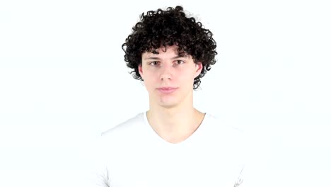 Schreiend-Jüngling-mit-lockigen-Haaren,-weißer-Hintergrund