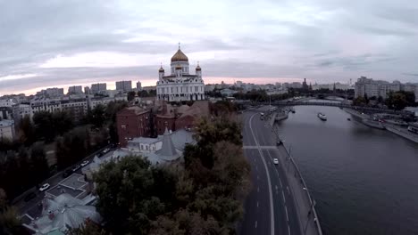 Luftaufnahme-des-großen-Bau-der-Kathedrale-von-Christus-dem-Erlöser.-Berühmte-orthodoxe-christliche-Kirche-und-Moskau-anzeigen.-Russland.