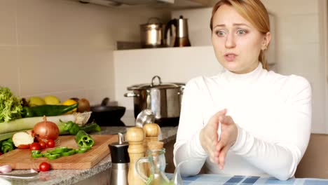 Destaca-mujer-sentada-en-la-cocina