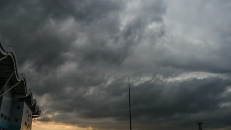 Massive-Wolken-in-der-Nähe-von-Flughafen-während-der-Donner-und-Sonnenuntergang