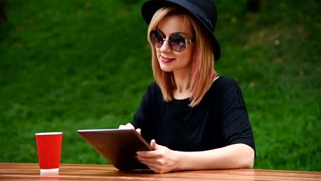 Hipster-Mädchen-mit-Tablet-PC