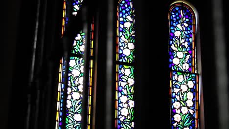 Sonnenlicht-durch-kirchliche-Fleck-Glas-Fenster