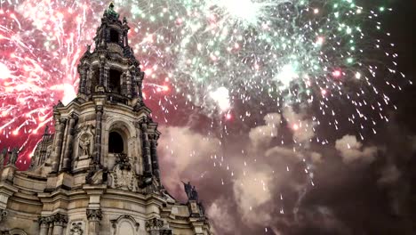 Hofkirche-oder-Kathedrale-der-Heiligsten-Dreifaltigkeit-und-Urlaub-Feuerwerk---Barockkirche-in-Dresden,-Sachsen,-Deutschland