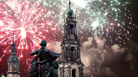 Escultura-en-las-terraza-de-Brühl-y-Hofkirche-o-Catedral-de-la-Santísima-Trinidad-y-día-de-fiesta-fuegos-artificiales---iglesia-barroca-de-Dresden,-Sachsen,-Alemania