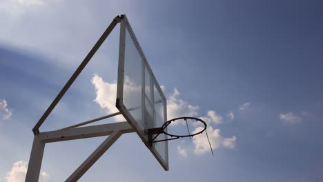 Outdoor-Basketball-Käfig-stehen-schöne-Wolken-bewegen