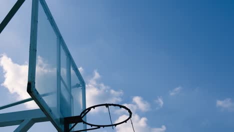 Outdoor-Basketball-Käfig-stehen-schöne-Wolken-bewegen