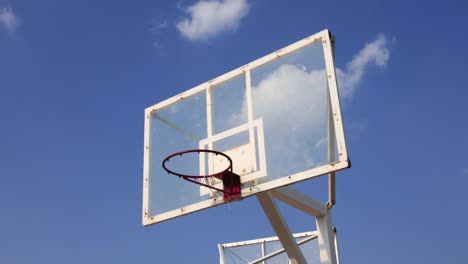 Im-Zeitraffer-Basketball-Käfig-gegen-schöne-Wolken-bewegen