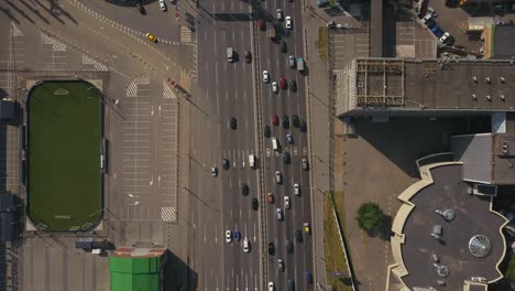 Rusia-día-soleado-Moscú-centro-comercial-tráfico-carretera-de-circunvalación-por-panorama-aéreo-4k