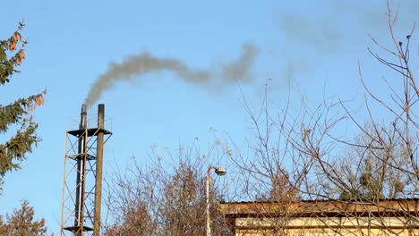 Vista-aérea-de-Moscú-con-humo-va-desde-tubos-de-la-planta-de-energía-en-un-día-frío-en-el-invierno