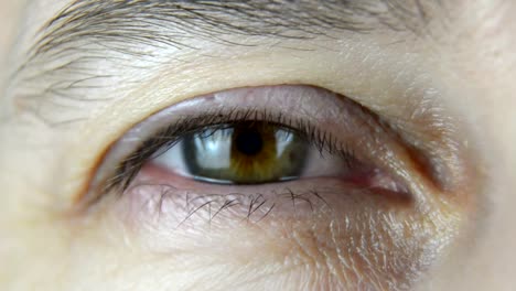 Nahaufnahme-eines-weiblichen-Auge