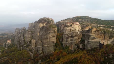 Luftbild-von-Meteora-Felslandschaft-und-Klöster-in-Griechenland