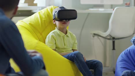 Junge-mit-VR-Brille-im-Kindergarten