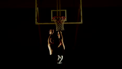 Männer-Basketball-Spieler-werfen-Basketball-in-den-Basketballkorb-4k