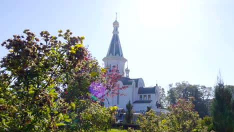 Kuppel-der-Kirche-und-der-Blätter.-Die-Silhouette-des-Kreuzes-und-Kirchenglocke-im-Sunrise-tower.-Einem-windigen-Herbsttag-schüttelt-die-Blätter-der-Bäume.