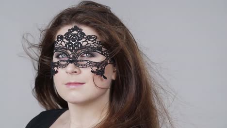 Frau-mit-Karneval-Maske-lange-Haare-weht