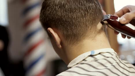 Professional-stylist-makes-haircut-with-electric-razor