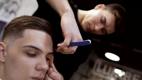 Barbero-corta-el-cabello-con-una-cuchilla-afilada