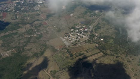 Volando-por-blancas-nubes-hermoso-océano-azul