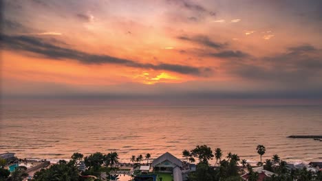 Sonnenaufgang-über-dem-Meer-am-Morgen-Blick-vom-Hotelresort.