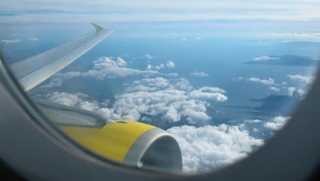 Passagierflugzeug-fliegen-in-den-Himmel.