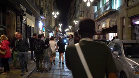 Рeople-walk-on-a-night-street