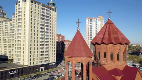 Draufsicht-der-Stadt-Kirche.-Video.-Moderne-Kirche-in-der-Stadt-in-der-Nähe-von-Wohngebäuden