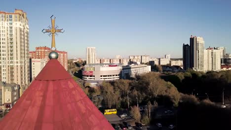 Draufsicht-der-Stadt-Kirche.-Video.-Moderne-Kirche-in-der-Stadt-in-der-Nähe-von-Wohngebäuden