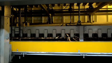 Automated-conveyor-for-transportation-after-industrial-production-glass-products