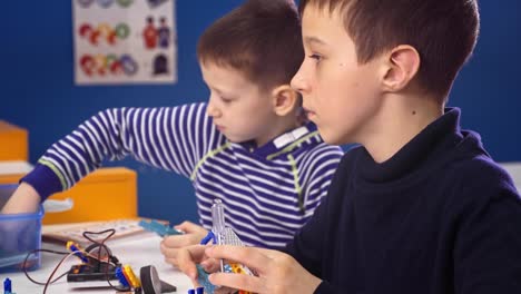 Niños-creando-robots-en-la-escuela,-vástago-de-educación.-Temprana,-diy,-innovación-para-el-desarrollo,-concepto-de-la-tecnología-moderna.