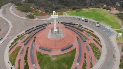 Mt.-Soledad-Cross-Aerial-Drone-Shot-Flying-Over-and-Panning-Down-in-San-Diego,-CA