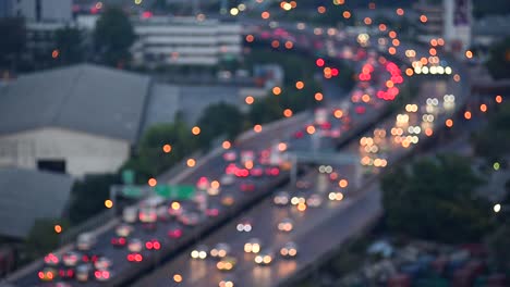 Pkw-Verkehr-auf-der-Autobahn-urban-in-der-Stadt