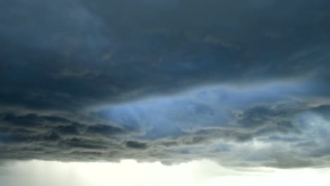 Licht-im-Dunkel-und-dramatisch-Gewitterwolken-Hintergrund,-schwarze-Cumuluswolken-vor-Beginn-eines-starken-Sturms