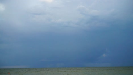 Relámpago-en-el-cielo-sobre-el-mar.