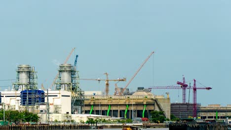 4k:Time-lapso:-sitio-de-edificio-de-la-grúa.-Construcción-de-planta-de-energía.-Carro-de-tiro