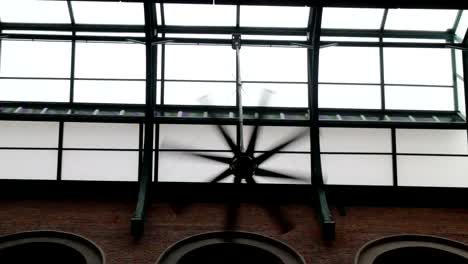 Elektrischer-Deckenventilator-in-Markthalle