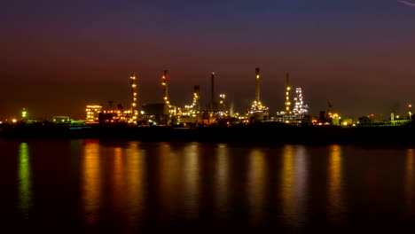 Estación-de-refinería-de-petróleo-en-el-mañana,-Tailandia.-(Time-Lapse)