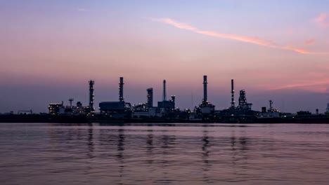 Estación-de-refinería-de-petróleo-en-el-mañana,-Tailandia.-(Time-Lapse)