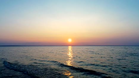 El-vuelo-sobre-el-agua-en-el-fondo-del-atardecer.-tiro-del-zumbido