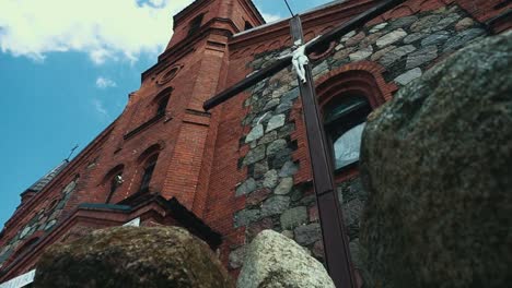 Stein-der-römisch-katholischen-Kirche-mit-Jesus-am-Kreuz.-Antike-Architektur