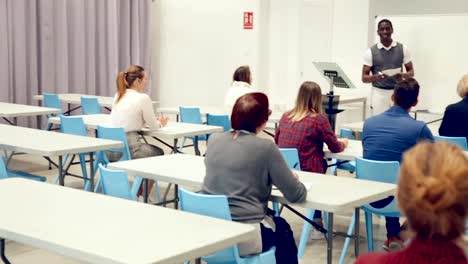 Hombre-del-afroamericano-conferencias-a-los-estudiantes-atentos