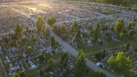 Aérea-del-cementerio-con-árboles-al-atardecer