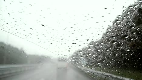 Das-Auto-geht-bei-Regenwetter.