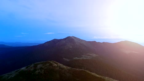 Der-Flug-über-die-malerischen-Berge-im-Sonnenuntergang-Hintergrund