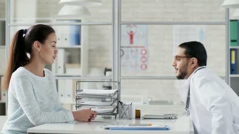 Paciente-femenino-de-visitar-el-consultorio-del-médico