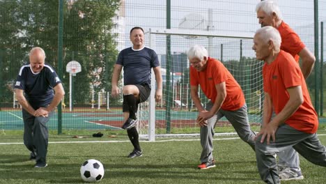 Fútbol-senior-los-jugadores-calentando