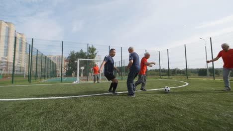 Ältere-Fußballer-spielen-im-freien