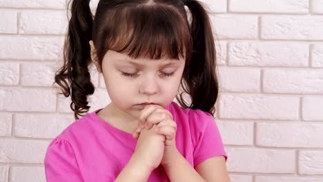 The-child-prays.