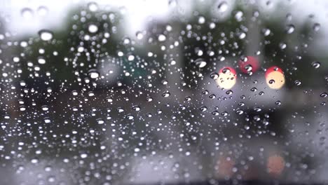 Parabrisas-de-autos-con-gotas-de-lluvia