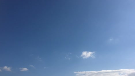 schönen-blauen-Himmel-mit-Wolken-Hintergrund.-Himmel-Wolken.-Himmel-mit-Wolken-Wetter-Natur-Wolke-blau.-Blauer-Himmel-mit-Wolken-und-Sonne.