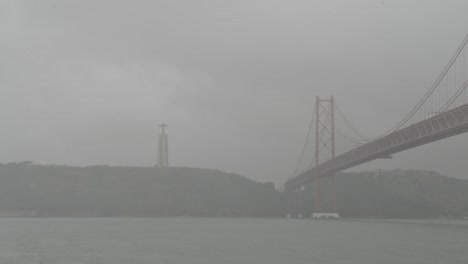 Puente-25-de-abril-y-Cristo-Rey,-Lisboa,-Portugal